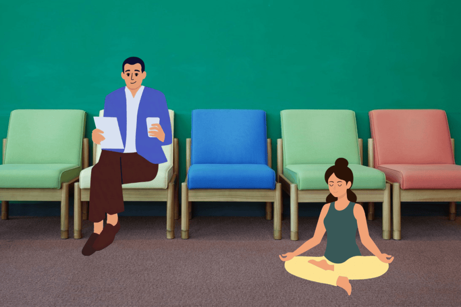 Toinen ihminen istuu tuoleja täynnä olevassa odotushuoneessa tuolilla, toinen risti-istunnassa lattialla.