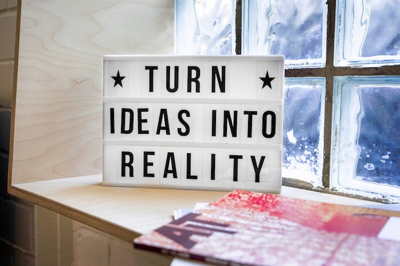 Todellinen ihmisymmärrys ei jää ajatuksen tasolle, vaan näkyy myös toteutuksessa. Ikkunalaudalla valotaulu, jonka teksti rohkaisee lukijaansa: "Turn ideas into reality".