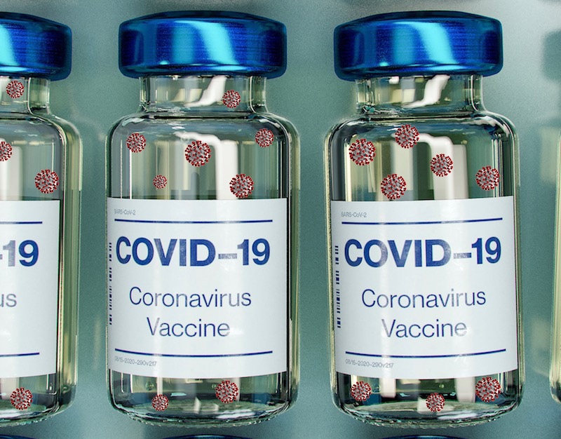 Rivissä on kolme lääkeviaalia, joissa lukee COVID-19, Coronavirus Vaccine. Pulloissa olevan nesteen seassa ui koronaviruspartikkeleita.