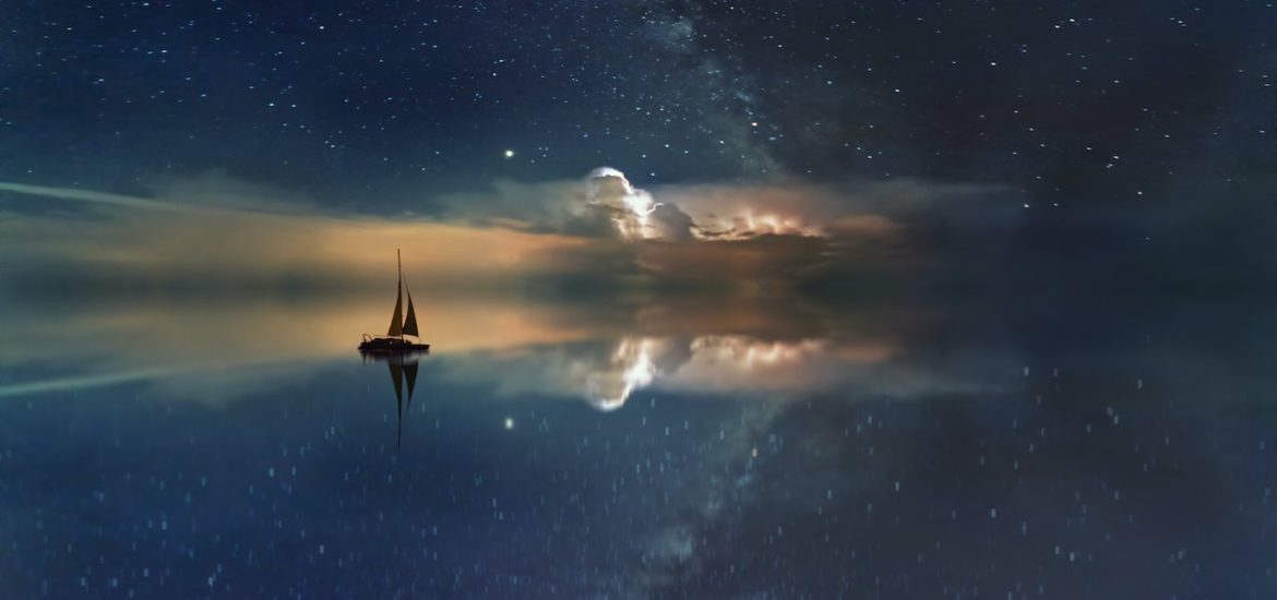 Unenomainen näkymä purjeveneestä, joka lipuu peilityynen avaruuden läpi kohti pilvimuodostelmaa.