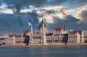 Unkarin vaaleissa kiteytyy Euroopan jännite arvojen ja talouden välillä