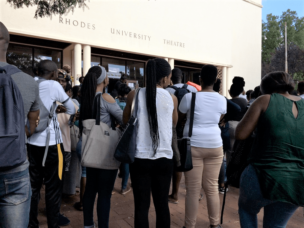 Opiskelijoita seisomassa Rhodesin yliopiston pihalla.