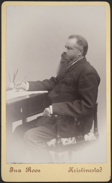 Keskiluokkainen herrasmies kirjoituspöytänsä ääressä vuonna 1898.