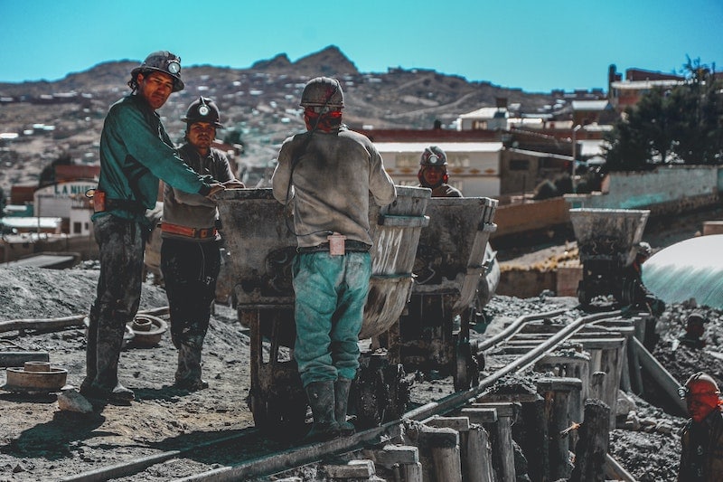 Kaivoksen työntekijät lastaamassa hiilivaunuja.