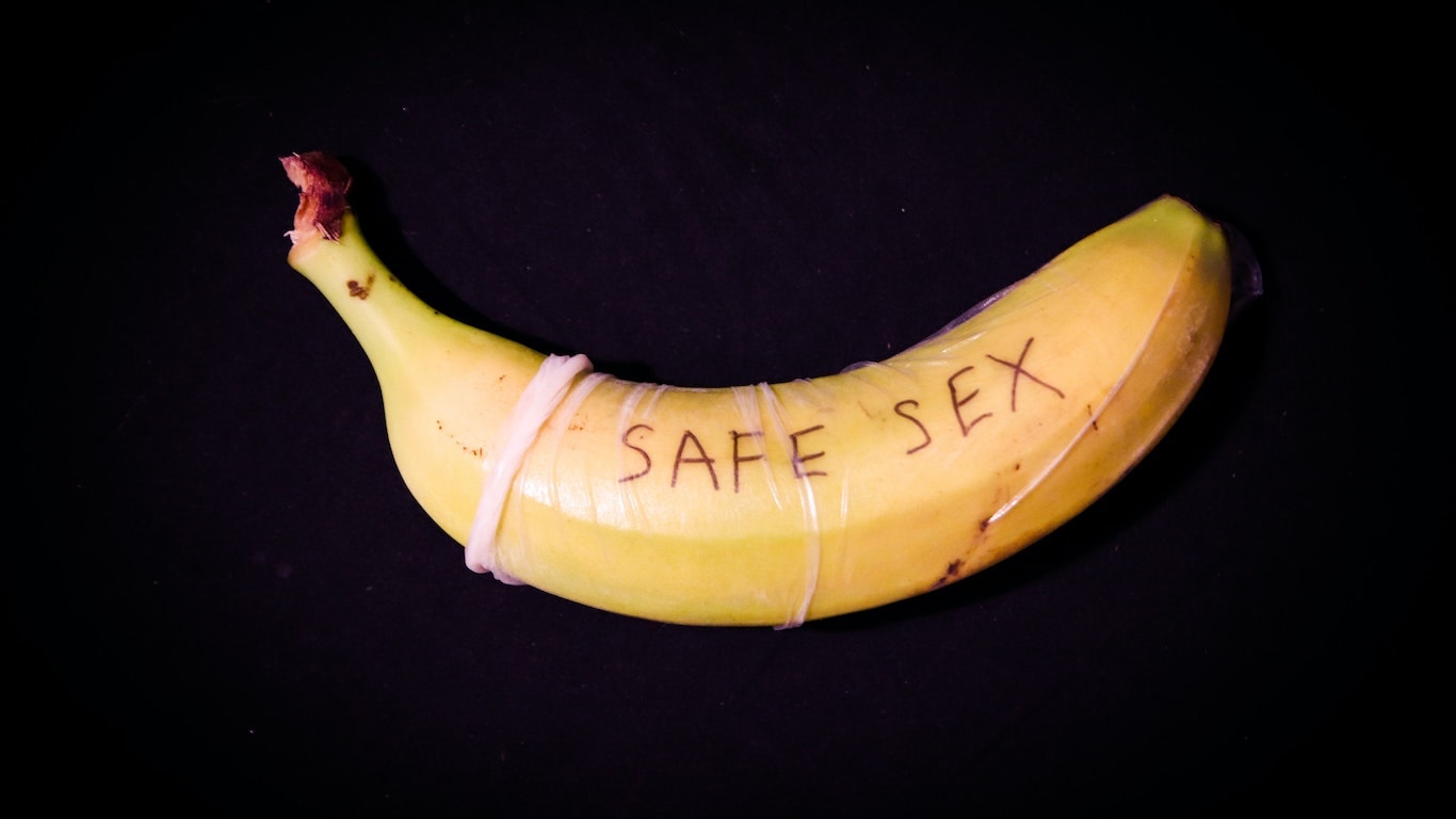 Yhdenvertainen seksuaalikasvatus voi olla myös hauskaa. Kondomi laitettu banaanille, jossa lukee safe sex.