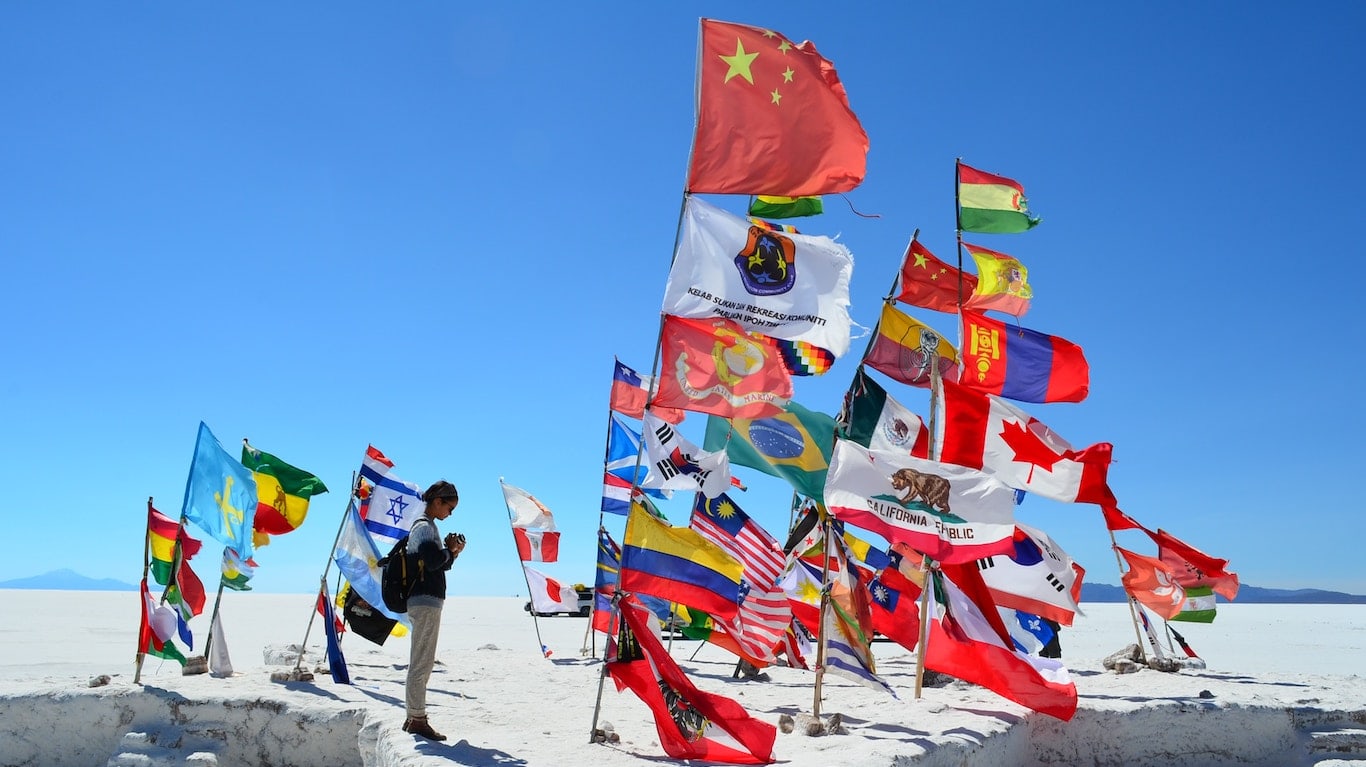 Kosmopolitanismia edustavat eri maiden liput liehuvat tuulessa Bolivian suola-aavikolla.