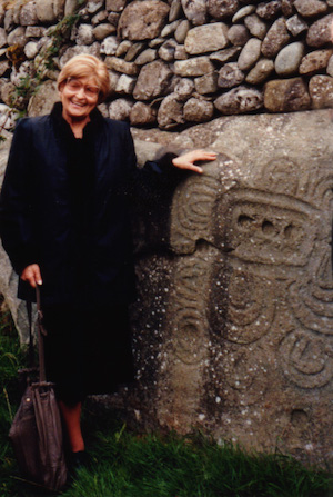 Arkeologi Marija Gimbutas nojaa kivimuuriin.