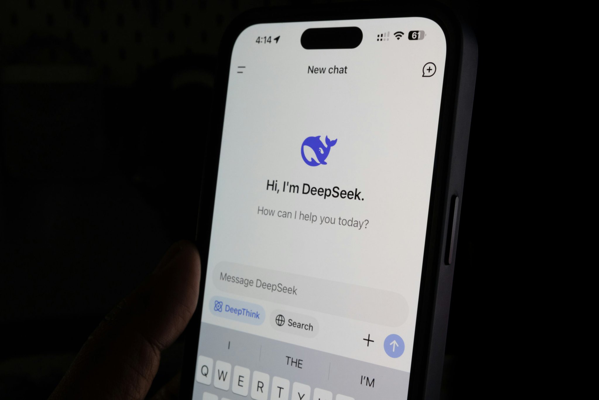 Kuvassa puhelin, jonka näytöllä lukee "Hi, I'm DeepSeek".