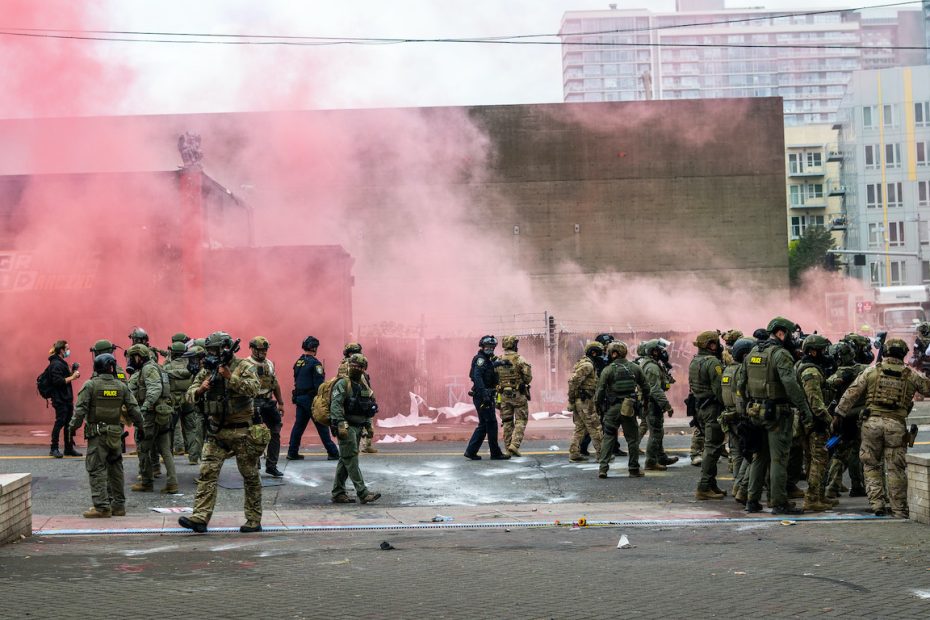 Yhdysvaltain autoritaarisesti toimiva maahanmuuttoviranomainen ICE partioi Portlandin kaduilla.