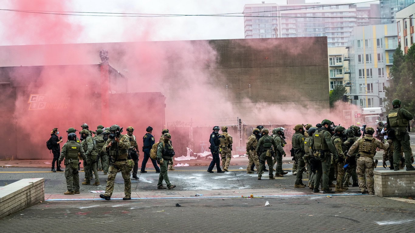 Yhdysvaltain autoritaarisesti toimiva maahanmuuttoviranomainen ICE partioi Portlandin kaduilla.