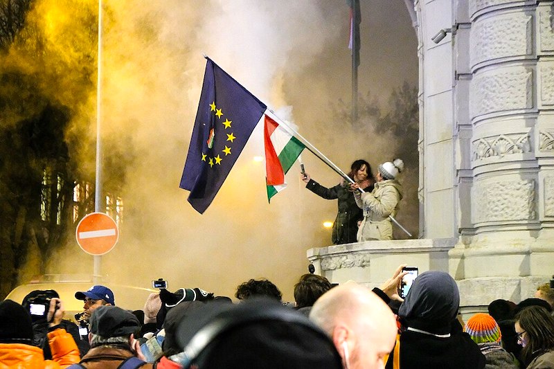 Mielenosoittajat heiluttavat Unkarin ja Euroopan unionin lippuja.