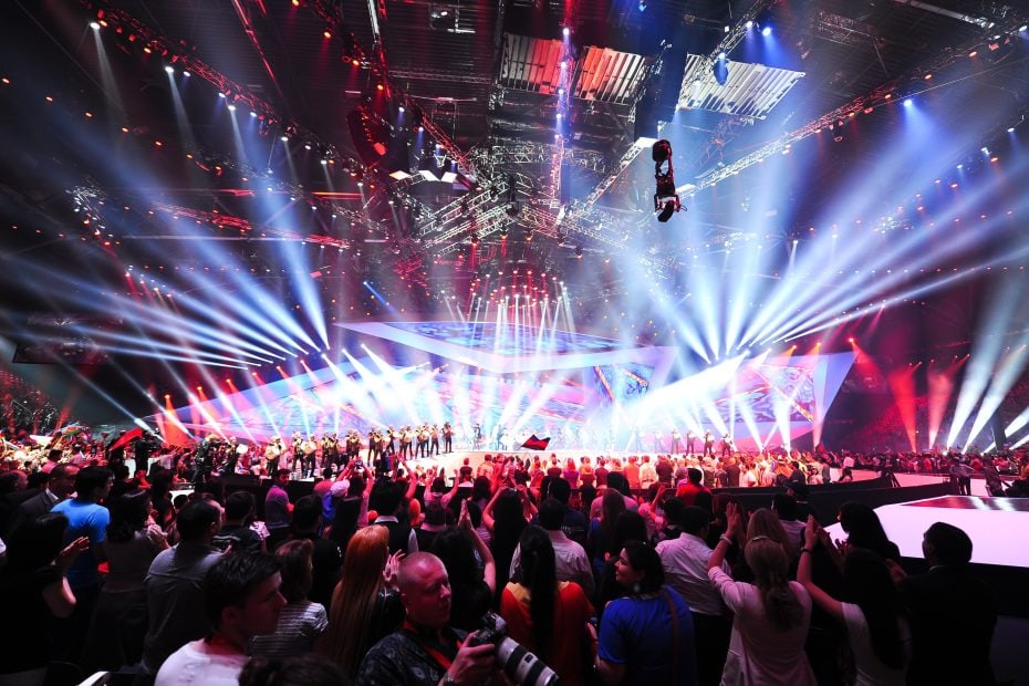 Eurovision-laulukilpailun lava ja yleisöä.