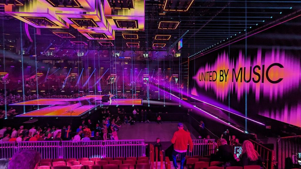 Euroviisulava, jonka vieressä näkyy teksti United by music.